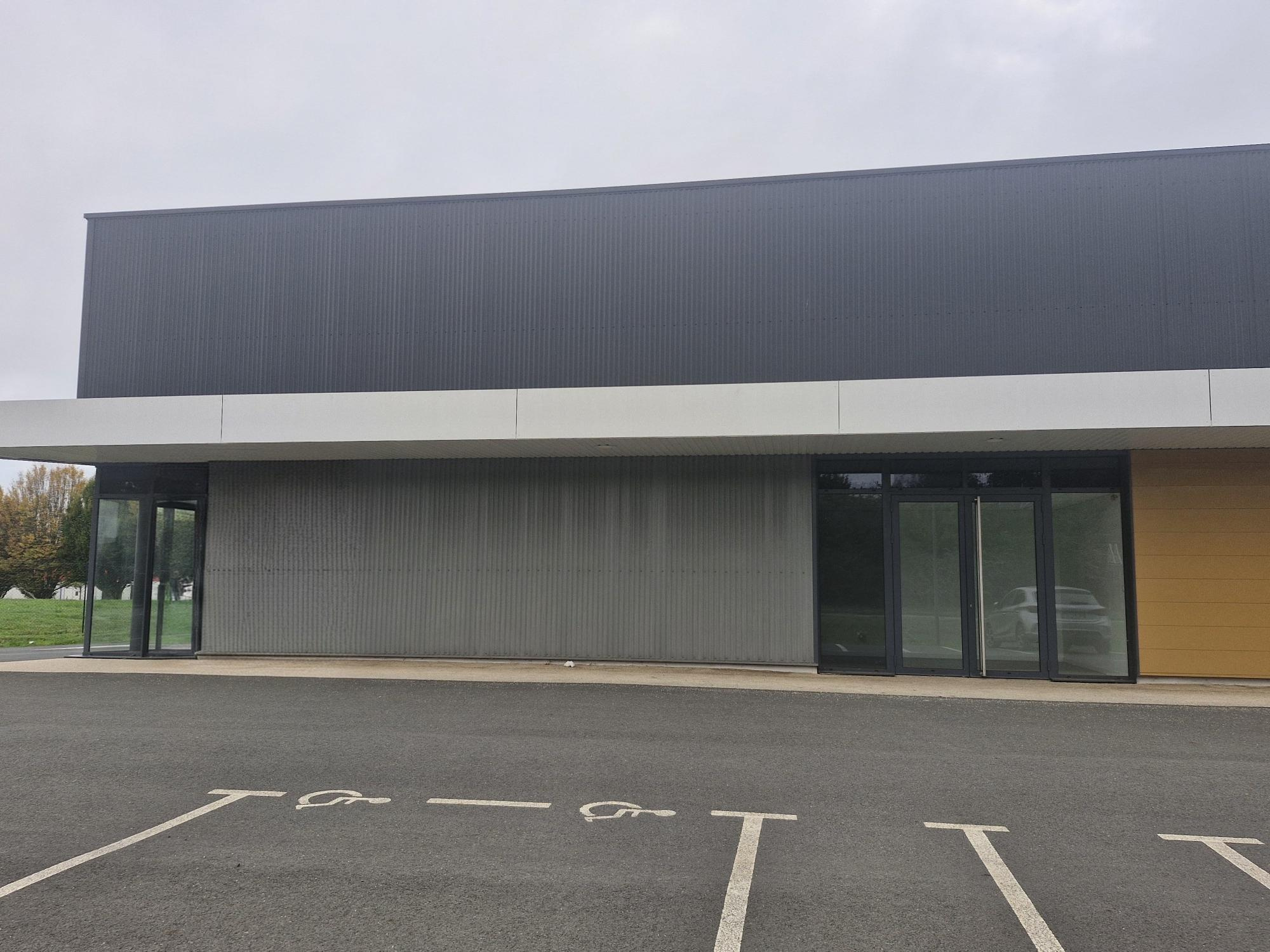 Local commercial à louer à Yffiniac, 256 m² – photo 3 sur 3