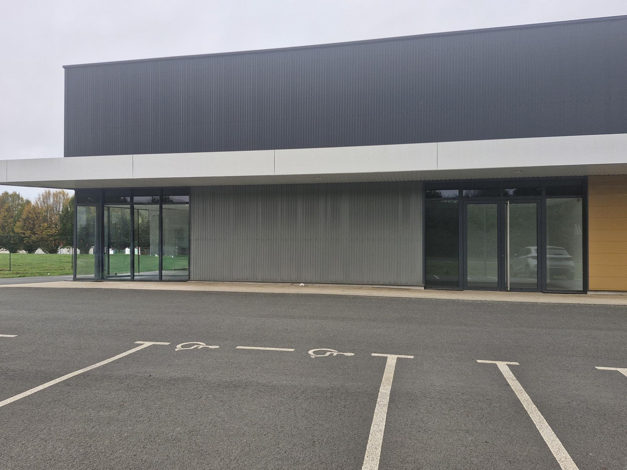 Local commercial à louer à Yffiniac, 256 m² – photo 2 sur 3