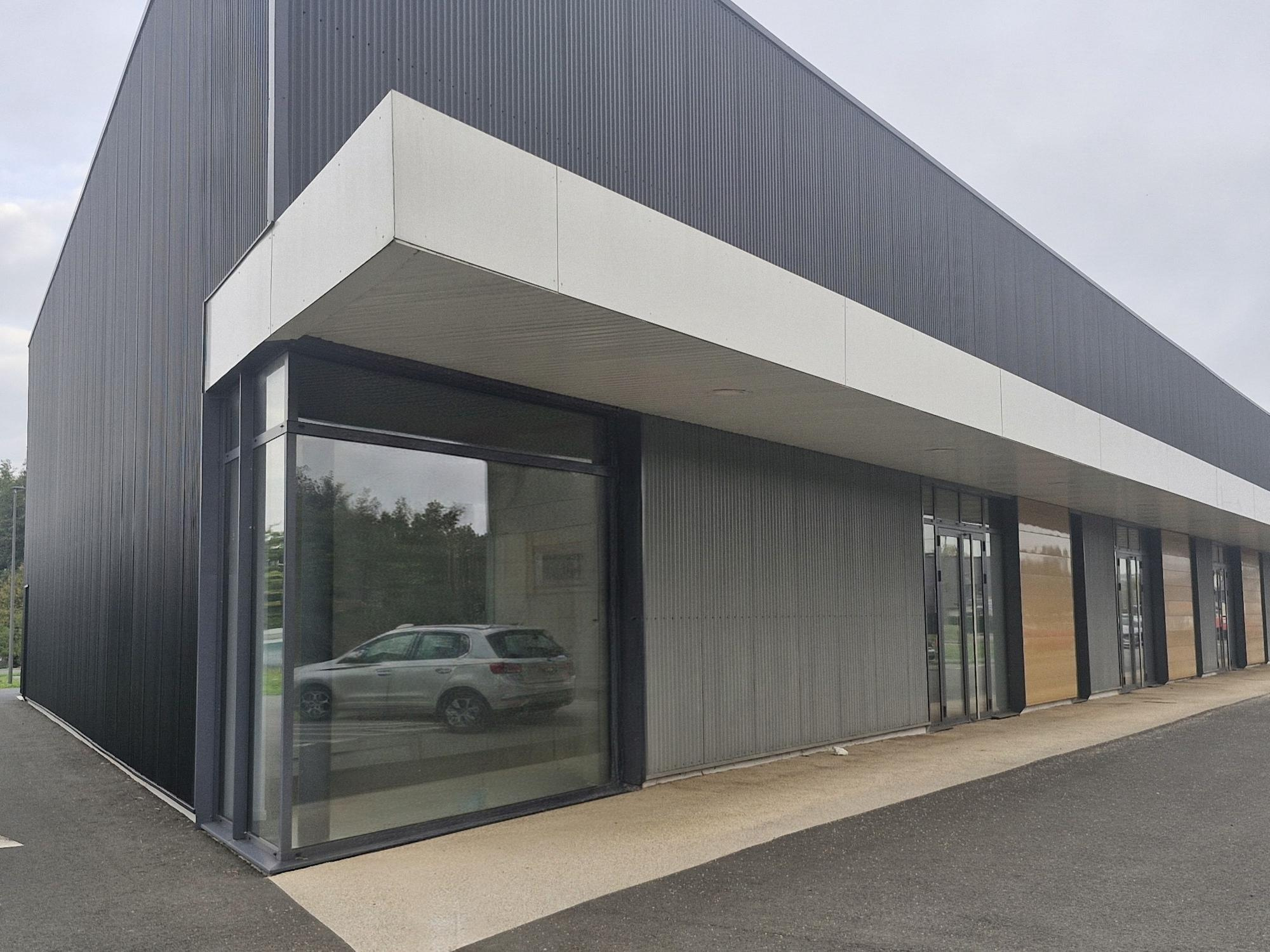 Local commercial à louer à Yffiniac, 256 m² – photo 1 sur 3